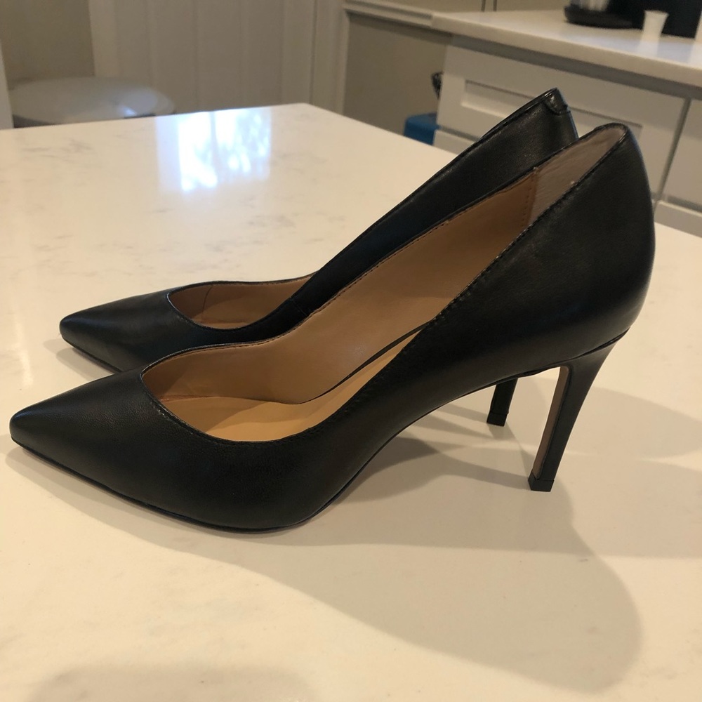 Black pumps